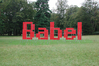 Wortskulptur Turmbau zu Babel (einer von drei Teilen) Drei großformatige Buchstabenskulpturen aus Holztafeln entlang der Wegstrecke durch den Park von Schloss Eggenberg, Graz 2003. Künstler: Christian Möller, Pete Conolly. Abhängig vom jeweiligen Standpunkt der Betrachter/innen fügen sich die abstrakten Tafelgruppen in einem Spiel mit Perspektive und Standortwechsel zu den lesbaren Worten »Turm« »zu« »Babel« zusammen.  Bild: Thomas Born
