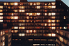 Die unterschiedlichen Helligkeiten der Fenster der Langzeitbelichtung wird durch die Dauer der Benutzung der einzelnen Räume bestimmt. Je länger die Bewohner einen Raum in dieser Nacht benutzen, d.h. das Licht eingeschaltet bleibt, desto heller wird es in der Langzeitbelichtung wiedergegeben. Die Tagaufnahme zeigt die Monotonie des so genannten Pallasseums Berlin-Schöneberg. Bildpaar: Birgit Katharina Britzke