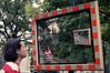 Selbstspiegelung rekursiv. Für dieses Bild wurde ein unmöglicher Blickwinkel digital in den Rahmen des Verkehrsspiegels montiert. Bild: Peer Hunsicker