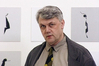 Floris M. Neusüss vor seiner Arbeit ULO family in der bildo Galerie, Berlin 1993. Foto: Thomas Kemnitz  