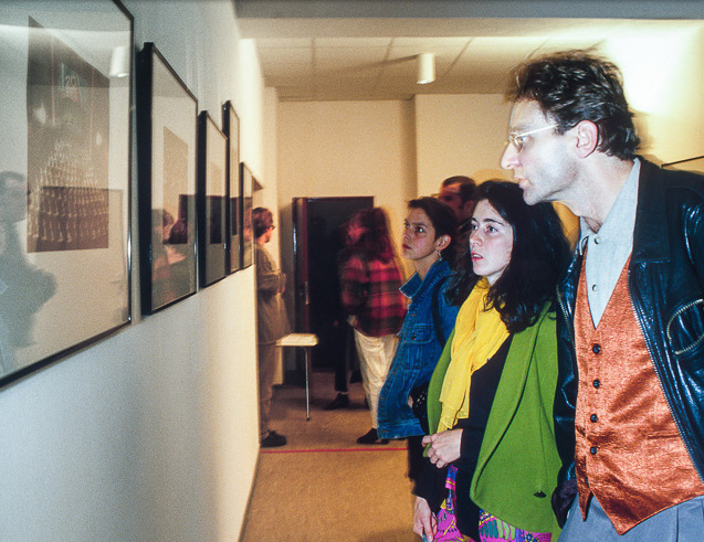 Galerie Bild 3 &mdash; Ausstellungsbesucher in der bildo Flurgalerie, 1994