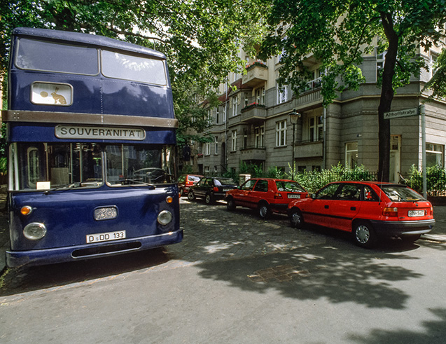Galerie Bild 16 &mdash; »Omnibus für Direkte Demokratie gGmbH«, vor der bildo Akademie, 1992      