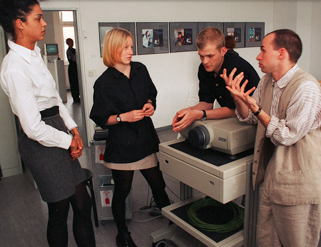 Galerie Bild 14 &mdash; Studierende und Absolventen im Gespräch, 1995