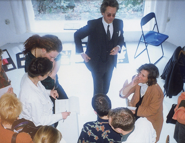 Galerie Bild 19 &mdash; Wahrnehmungs-Workshop mit Reinhart Büttner (Bildmitte), 1991